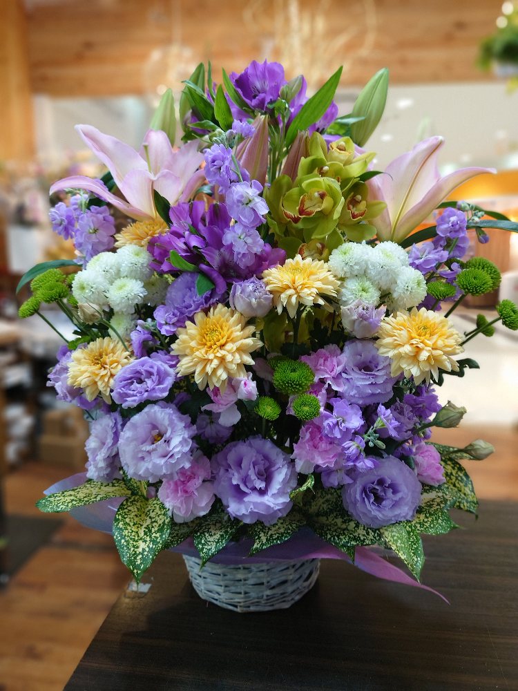 お供え　優雅で上品なフラワーアレンジメント