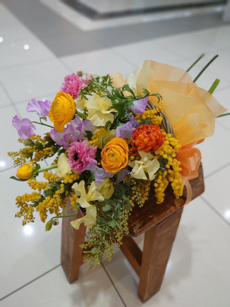 ミモザを使ってブーケ調　春のアレンジメント