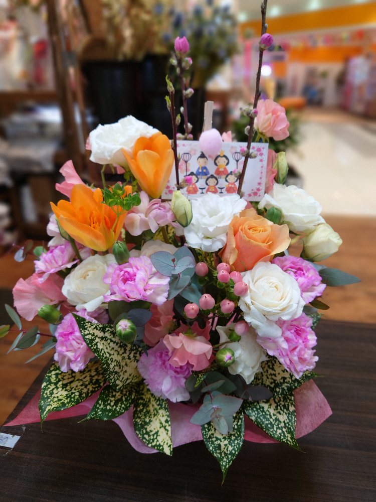 桃の花とスイトピーとチューリップを使って春のアレンジメント