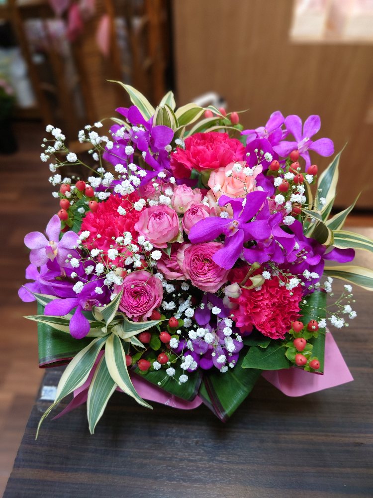 敬老の日の贈り物 　蘭の花を使ってビビットカラーアレンジメント